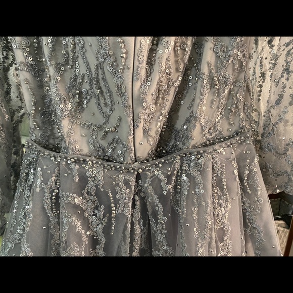 Elegant formal dress with detachable train. Brand new never been worn or altered - Picture 4 of 7